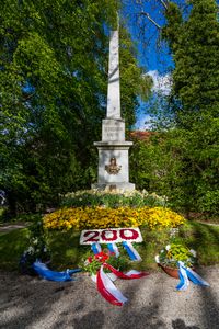200-1.Obelisk mit Blumenschmuck